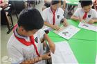 杭州求知小学举行环保包书皮活动